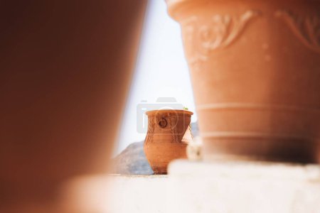 Téléchargez les photos : Une vue d'un pot en terre cuite dans un foyer sélectif tourné à travers d'autres pots - en image libre de droit