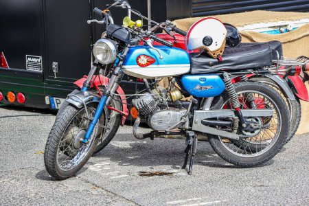 Téléchargez les photos : Une vue latérale d'un EFS G.T motorisé classique Super moto avec moteur Casal - en image libre de droit