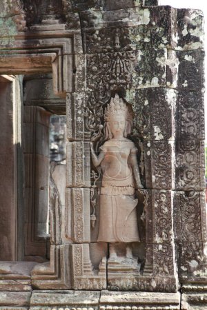 Foto de Una vista vertical de las tallas de piedra de las ninfas en el templo de Angkor - Imagen libre de derechos