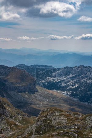 Foto de Un disparo vertical de las montañas Durmitor con un pico Bobotov Kuk durante el día en Montenegro - Imagen libre de derechos