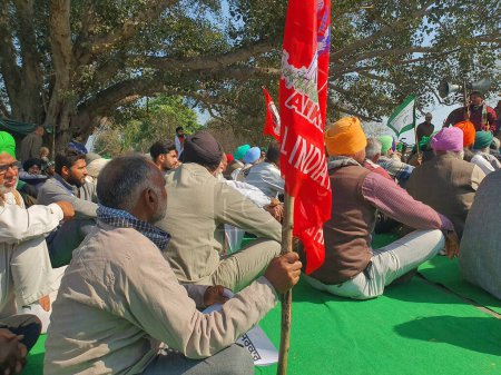Foto de Campesinos durante protesta contra proyecto de ley aprobado por el gobierno del BJP durante la banda de Bharat por sindicatos de agricultores - Imagen libre de derechos