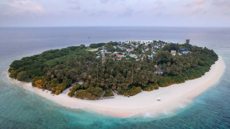 Téléchargez les photos : Une vue aérienne de l'île de Kamadhoo aux Maldives - en image libre de droit