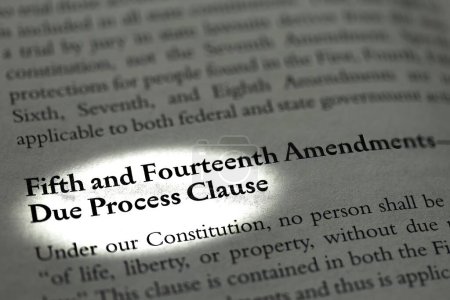 Foto de Parte de un libro de texto sobre Derecho Jurídico Empresarial que hace referencia a las Quinta y Decimocuarta Enmiendas - Imagen libre de derechos