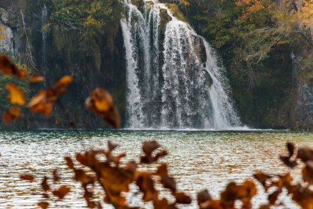 Foto de Una toma de otoño de una cascada que fluye hacia un lago en el parque nacional de los Lagos de Plitvice - Imagen libre de derechos