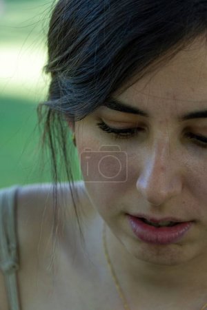 Téléchargez les photos : Un portrait de jeune femme regardant vers le bas dans la concentration - en image libre de droit