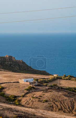 Téléchargez les photos : Vue aérienne verticale d'une belle côte avec une falaise rocheuse à Kef Abbed, Tunisie - en image libre de droit