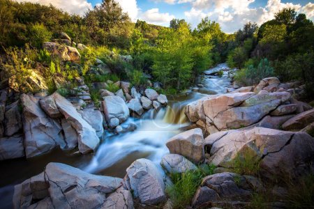 Téléchargez les photos : Une longue exposition pittoresque du ruisseau Lynx traverse un beau sentier de pierre dans la vallée de Prescott - en image libre de droit