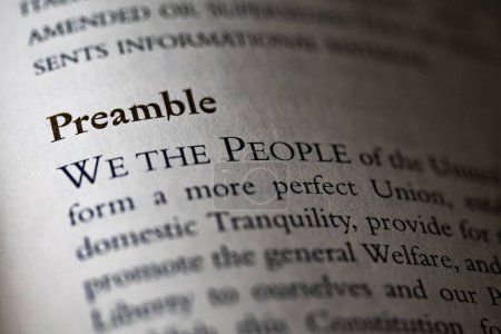 Foto de El preámbulo y Nosotros el pueblo escrito en el libro de texto de derecho legal de los negocios - Imagen libre de derechos