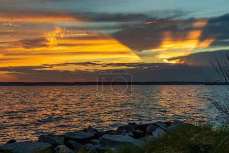 Foto de La puesta de sol en el río York y la silueta del bosque en el horizonte en Gloucester, Virginia US - Imagen libre de derechos