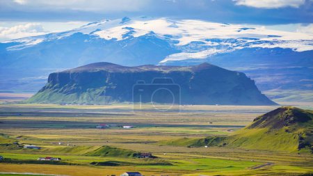 Foto de Las formaciones geológicas y montañas en el valle de la grieta de Islandia - Imagen libre de derechos