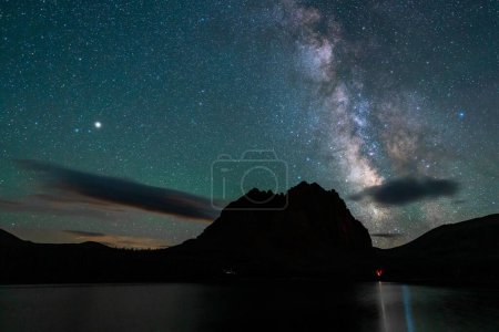 Foto de Una pintoresca vista de una Vía Láctea sobre el Castillo Rojo en la Montaña Uinta - Imagen libre de derechos