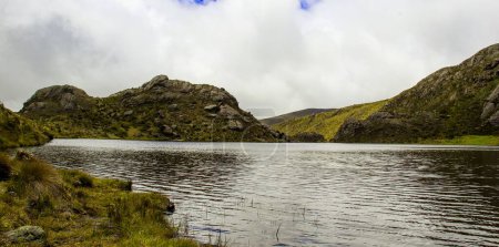 Téléchargez les photos : Belle vue sur le lac Lagune Noire (Lagunas Negras), Paramo de Santurban entre les collines à l'automne dans la réserve naturelle, Colombie - en image libre de droit