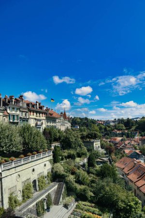 Téléchargez les photos : Vue verticale de bâtiments modernes près de la forêt à Berne, Suisse - en image libre de droit