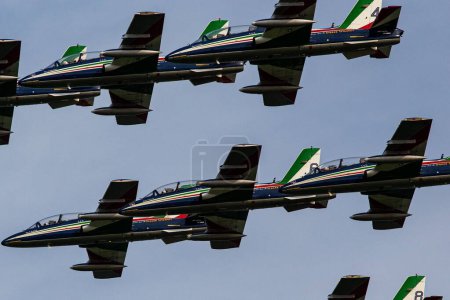 Téléchargez les photos : Les avions Frecce Tricolori volant dans le ciel pendant la démonstration - en image libre de droit