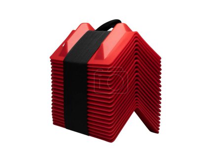 Foto de Un primer plano de protectores de esquina de plástico rojo aislados sobre un fondo blanco - Imagen libre de derechos