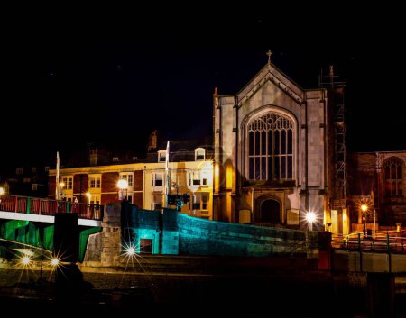 Foto de La Santísima Trinidad Weymouth con la iglesia de San Nicolás por la noche - Imagen libre de derechos