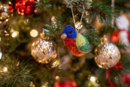 Téléchargez les photos : Un petit oiseau décoration de Noël accroché au sapin de Noël sur le fond flou - en image libre de droit