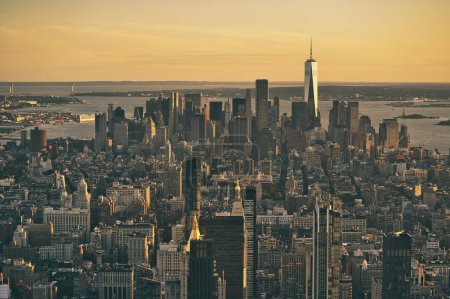 Téléchargez les photos : Une vue aérienne de l'horizon historique de New York sous un ciel doré couchant - en image libre de droit