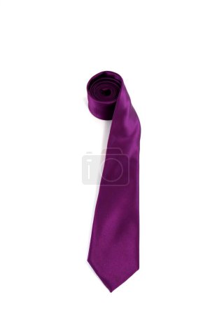 Téléchargez les photos : Plan vertical d'une cravate en polyester violet isolée sur fond blanc. - en image libre de droit