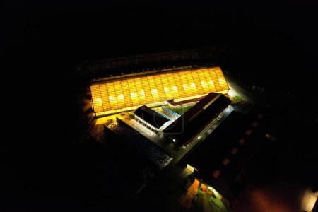Foto de Una vista aérea de un establo iluminado por la noche - Imagen libre de derechos