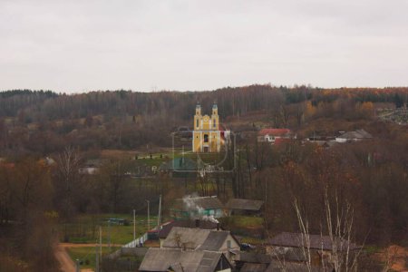 Foto de Ciudad de Krevo. La Iglesia de la Transfiguración. Vista desde el nountain de Yuri en un día nublado. - Imagen libre de derechos
