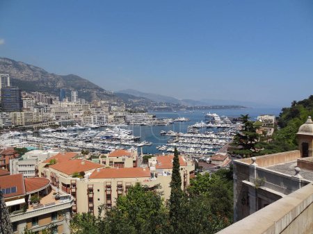 Foto de Una vista aérea del paisaje urbano de Mónaco y el puerto lleno de yates en un día soleado - Imagen libre de derechos