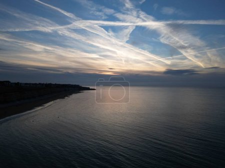 Téléchargez les photos : Un magnifique coucher de soleil dans la mer Baltique avec des nuages cirrostratus et la lumière du soleil qui se reflète dans l'eau - en image libre de droit