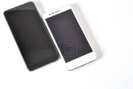 Foto de Vista sobre smartphones sobre fondo blanco - Imagen libre de derechos