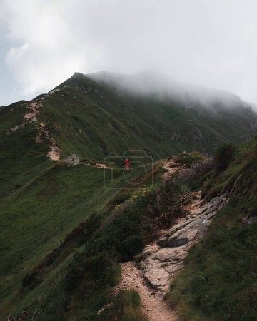 Foto de Una montaña vertical de High Tatras (Tatry Wysokie) verde con niebla cubriendo su parte - Imagen libre de derechos