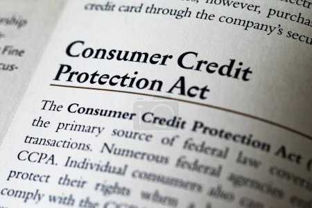 Foto de Parte de un libro de texto legal de derecho mercantil que se refiere a la Ley de Protección del Crédito al Consumidor - Imagen libre de derechos