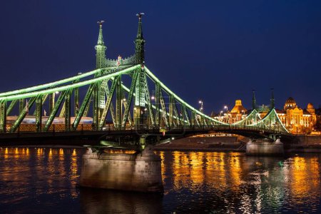 Téléchargez les photos : Vue de nuit du pont Liberty sur le Danube à Budapest, Hongrie - en image libre de droit