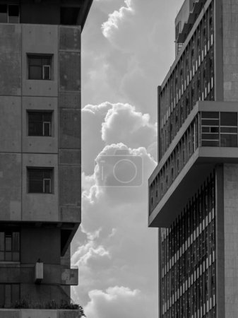 Téléchargez les photos : Une échelle de gris verticale d'un gratte-ciel dans la capitale du Costa Rica San Jose avec fond crépusculaire - en image libre de droit