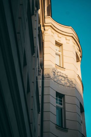 Foto de Una hermosa vista de una antigua fachada del edificio en la calle Kurfurstendamm, Berlín - Imagen libre de derechos