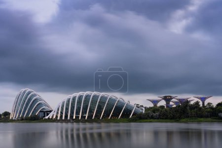 Foto de El paisaje futurista de Flower dome, Cloud Forest Dome y Gardens by the bay en Singapur - Imagen libre de derechos