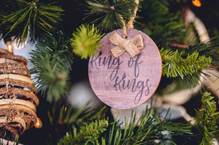 Foto de Un adorno de Navidad de madera lindo con la escritura del "rey de reyes" - Imagen libre de derechos