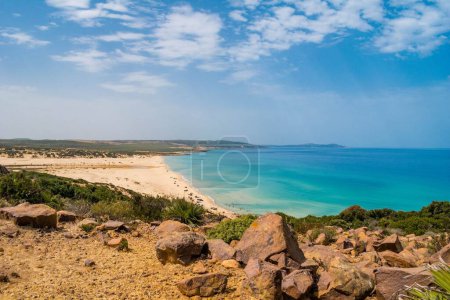 Téléchargez les photos : Vue aérienne d'une belle côte avec une falaise rocheuse à Kef Abbed, Tunisie - en image libre de droit