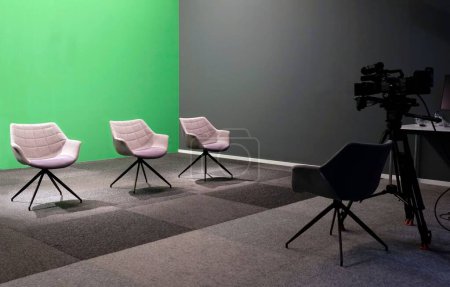 Téléchargez les photos : Trois chaises vides dans un studio de télévision avec écran vert - en image libre de droit
