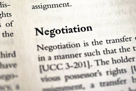 Foto de Una parte sobre la negociación escrita en el libro de texto legal del derecho de los negocios - Imagen libre de derechos