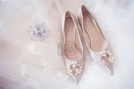 Foto de Una vista de cerca de los zapatos de boda en un velo - Imagen libre de derechos