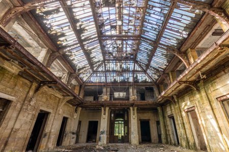 Foto de Un edificio de oficinas abandonado de una antigua fábrica de acero en Hayange, Francia, después del declive de la industria siderúrgica local - Imagen libre de derechos