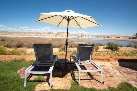Téléchargez les photos : Une paire de chaises longues sous un parasol près du lac Powell à Page, Arizona - en image libre de droit
