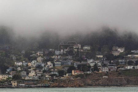 Téléchargez les photos : Le brouillard sur les maisons sur la plage au printemps à Pacifica, Californie. - en image libre de droit