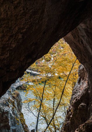 Foto de Un disparo vertical desde una cueva en el parque nacional de Plitvice Lakes en Croacia, lago y árboles amarillos - Imagen libre de derechos