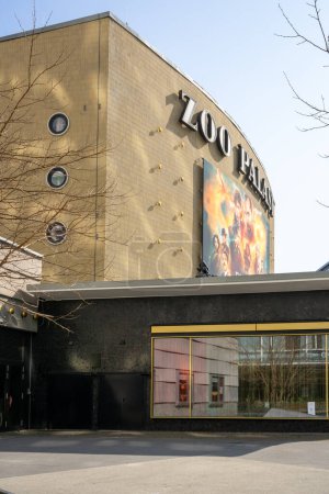 Foto de Una toma exterior del Zoo Palast Cinema bajo el cielo azul en Berlín, Alemania - Imagen libre de derechos