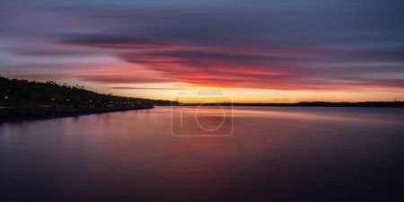 Téléchargez les photos : Une vue aérienne du lac entouré d'arbres au coucher du soleil - en image libre de droit