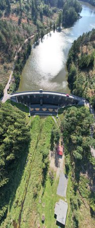 Téléchargez les photos : Vue aérienne verticale du barrage en pierre avec un pont en arc du réservoir de Sedlice par la ville de Humpolec, Vysocina, République tchèque - en image libre de droit