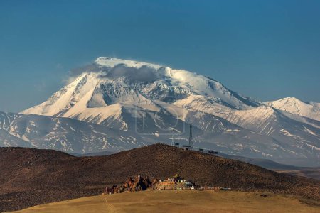 Foto de El pico nevado de Gurla Mandhata en Himalaya en el condado de Taqin, Prefectura de Ali, Tíbet, China - Imagen libre de derechos