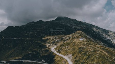 Foto de Un paisaje del hermoso y verde paso de montaña Gotthard Pass en los Alpes - Imagen libre de derechos