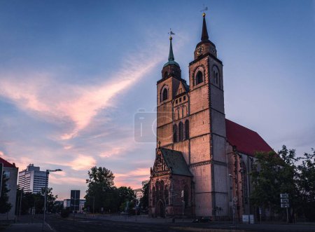 Foto de Una hermosa vista de la catedral de Magdeburgo al atardecer en Alemania. - Imagen libre de derechos