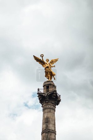 Téléchargez les photos : Un plan vertical de la statue de l'ange de l'indépendance de Mexico au sommet d'un rond-point - en image libre de droit
